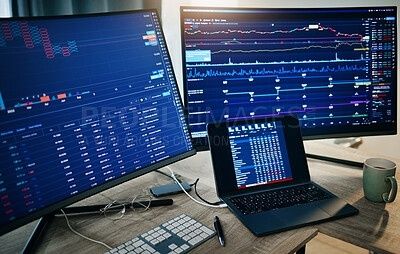 Meerdere schermen met financiële grafieken, datatabellen en koerslijnen